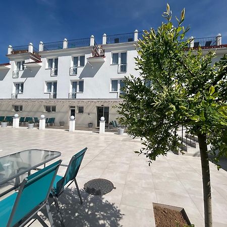 Danelis Hotel Edeleny Bagian luar foto
