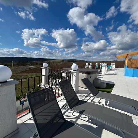 Danelis Hotel Edeleny Bagian luar foto
