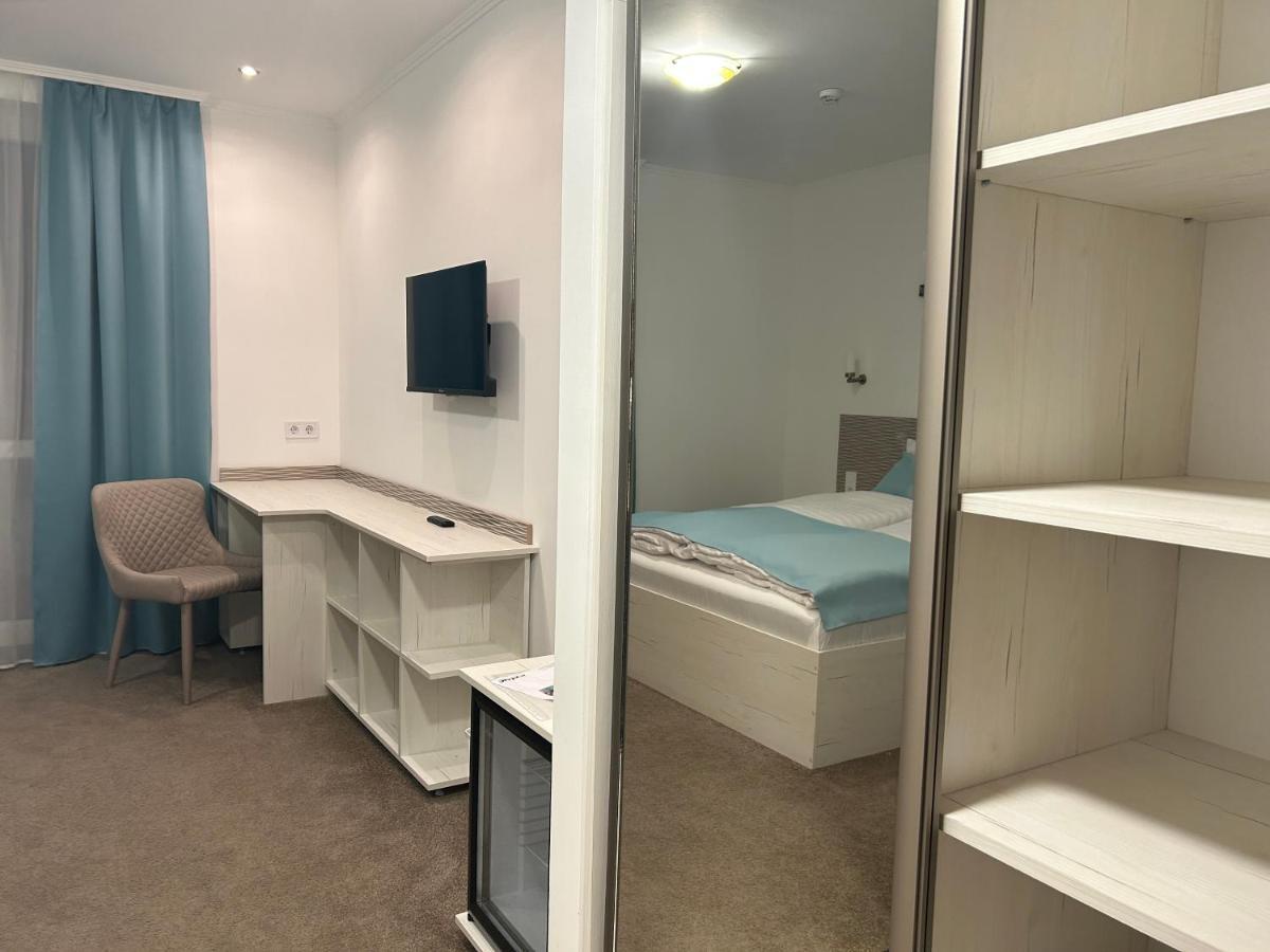 Danelis Hotel Edeleny Bagian luar foto