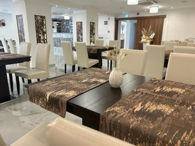 Danelis Hotel Edeleny Bagian luar foto