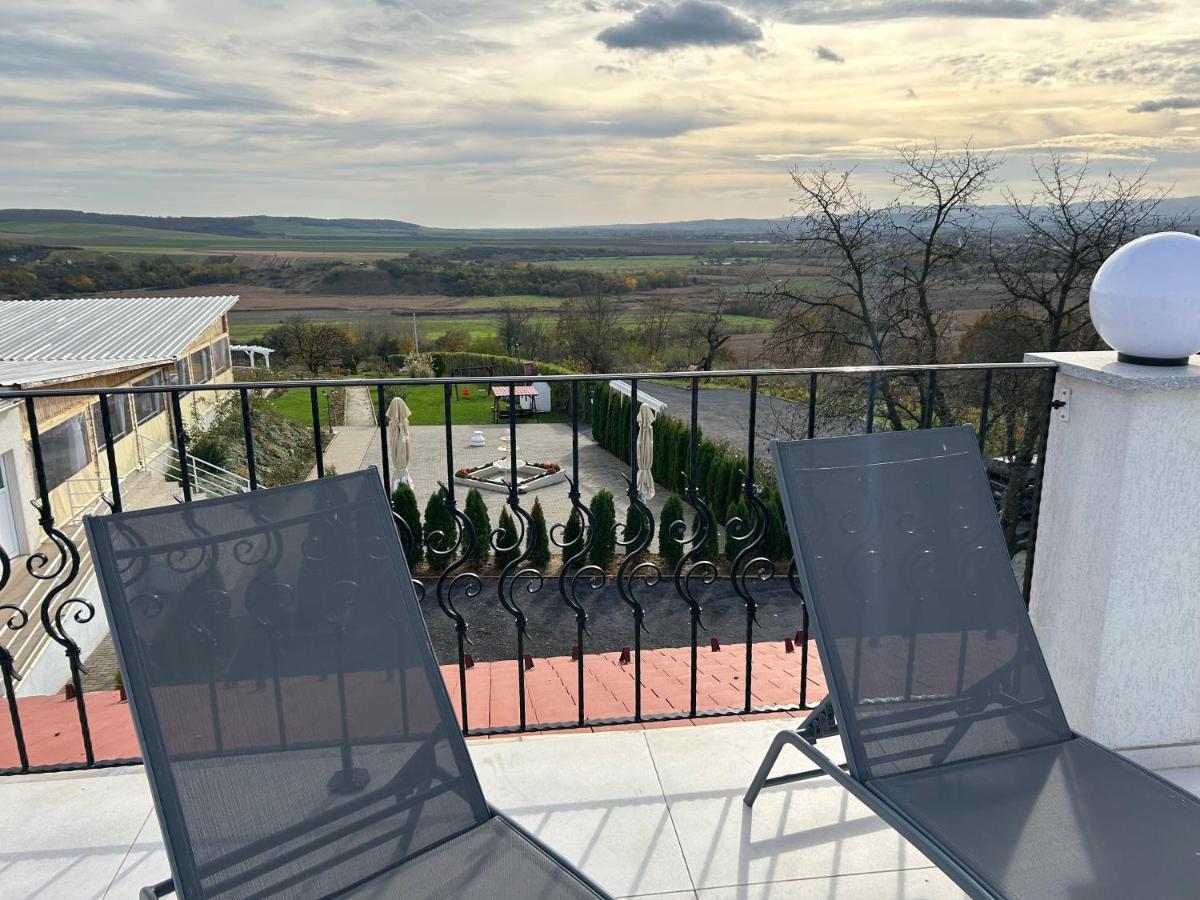 Danelis Hotel Edeleny Bagian luar foto