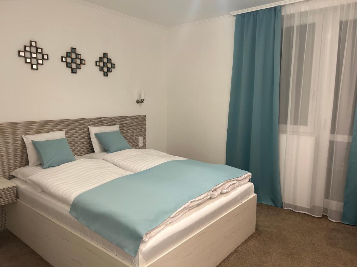 Danelis Hotel Edeleny Bagian luar foto