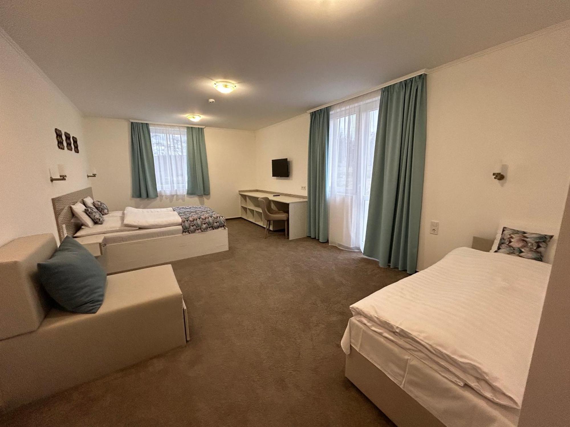 Danelis Hotel Edeleny Bagian luar foto