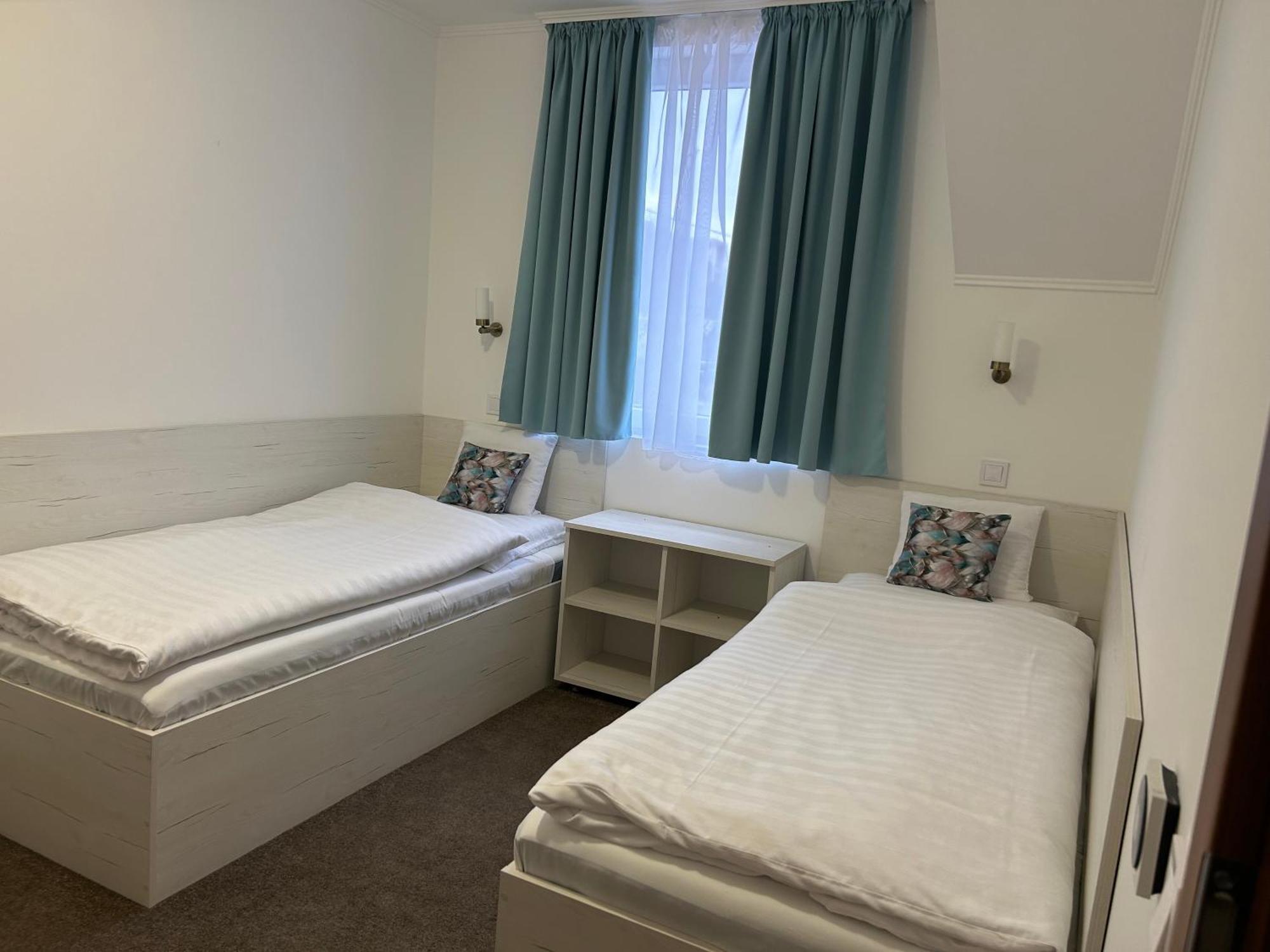 Danelis Hotel Edeleny Bagian luar foto