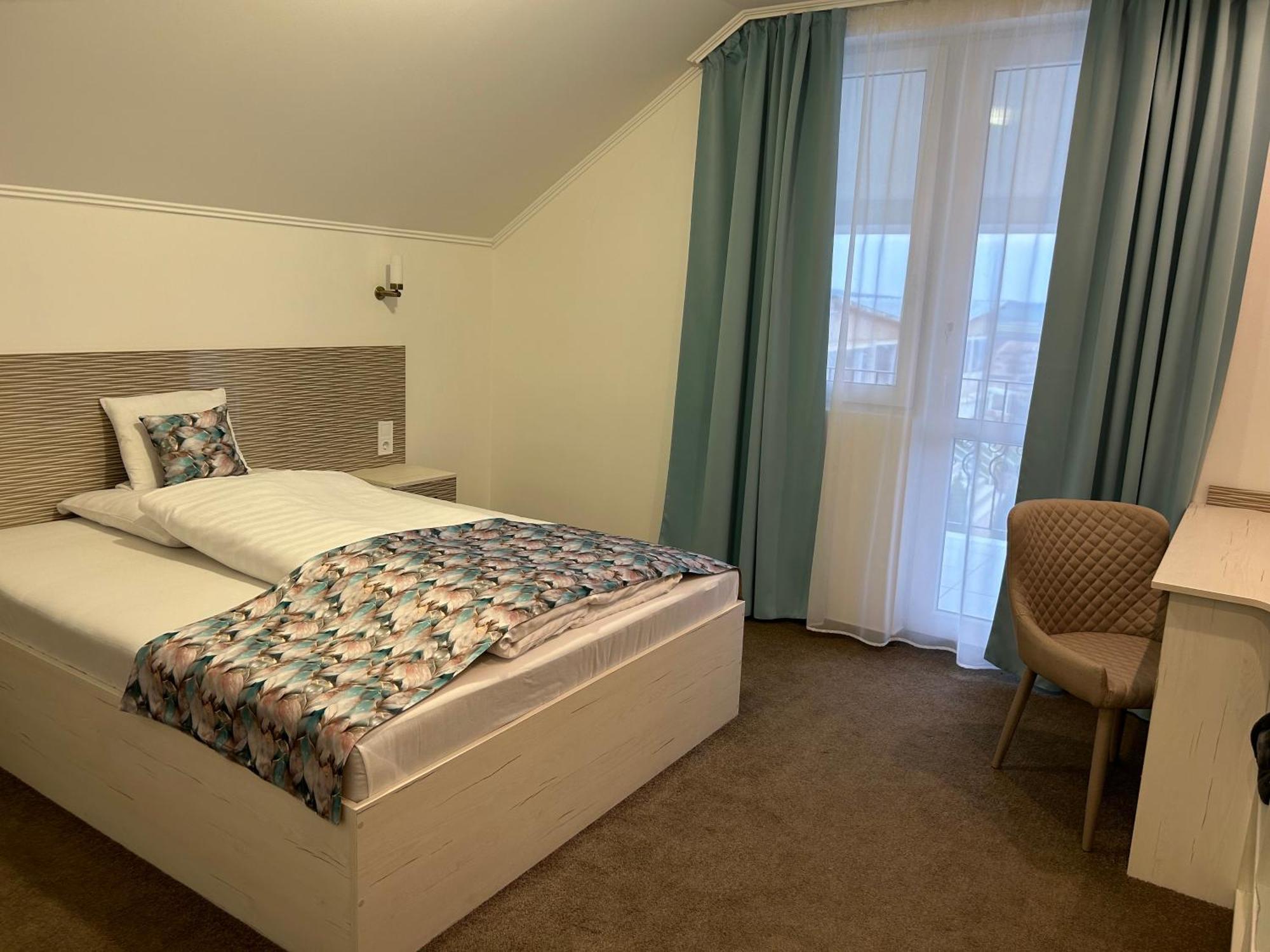Danelis Hotel Edeleny Bagian luar foto