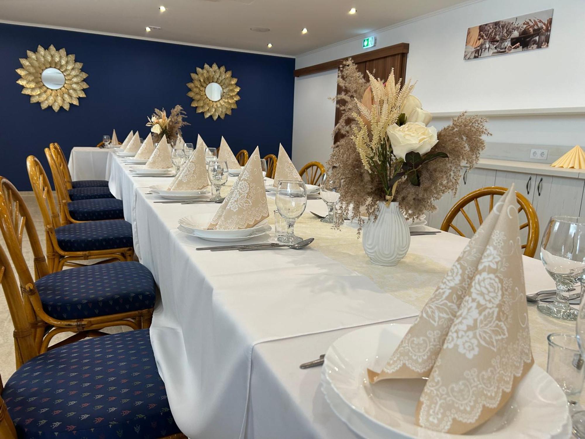 Danelis Hotel Edeleny Bagian luar foto