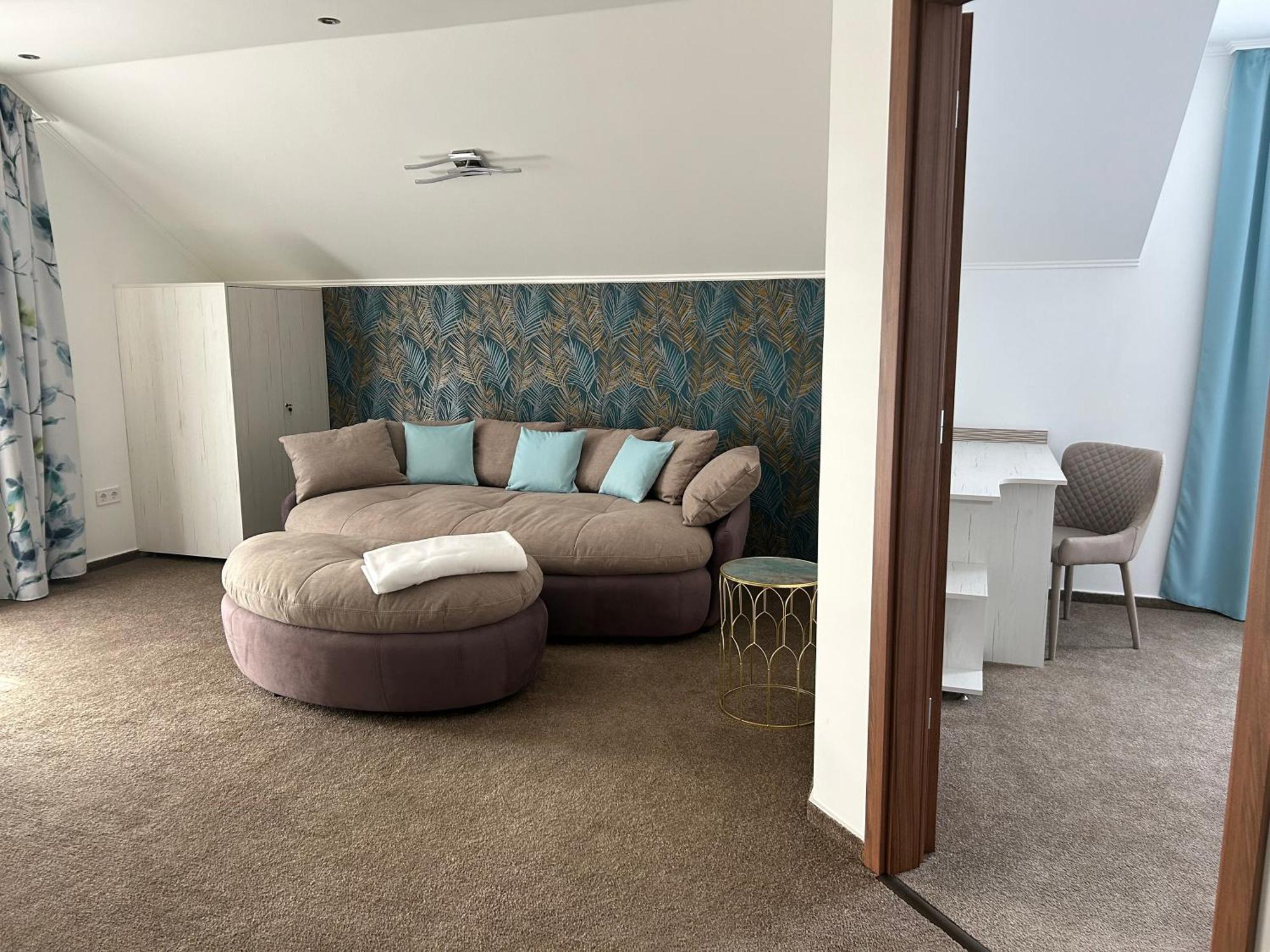 Danelis Hotel Edeleny Bagian luar foto