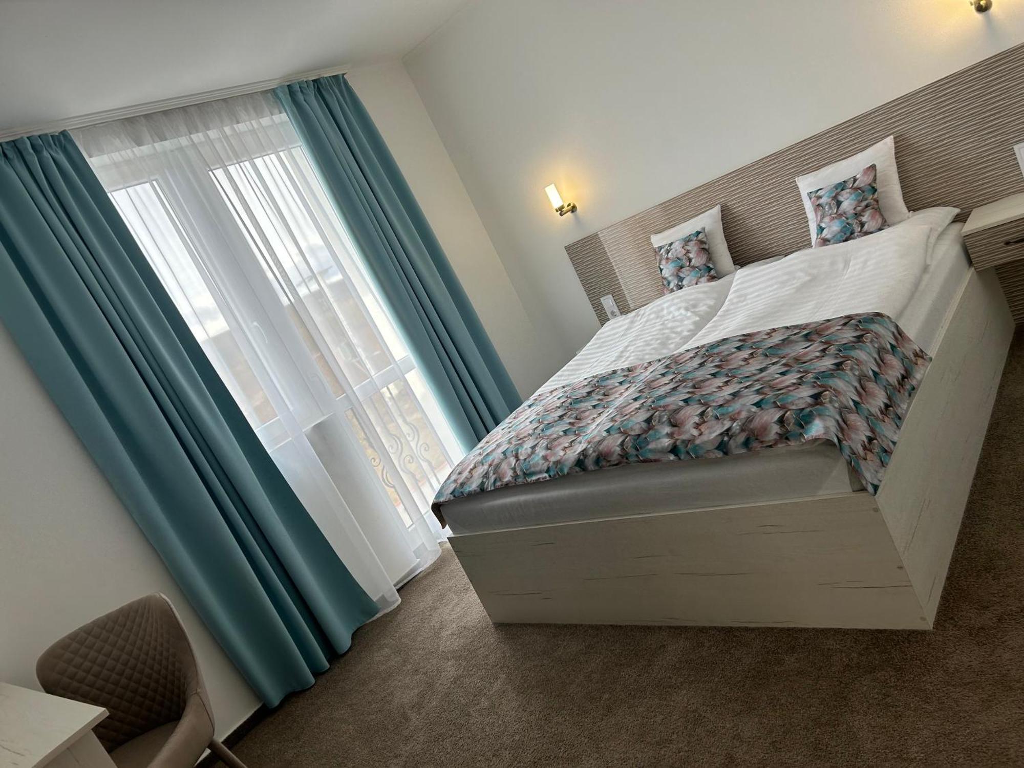 Danelis Hotel Edeleny Bagian luar foto