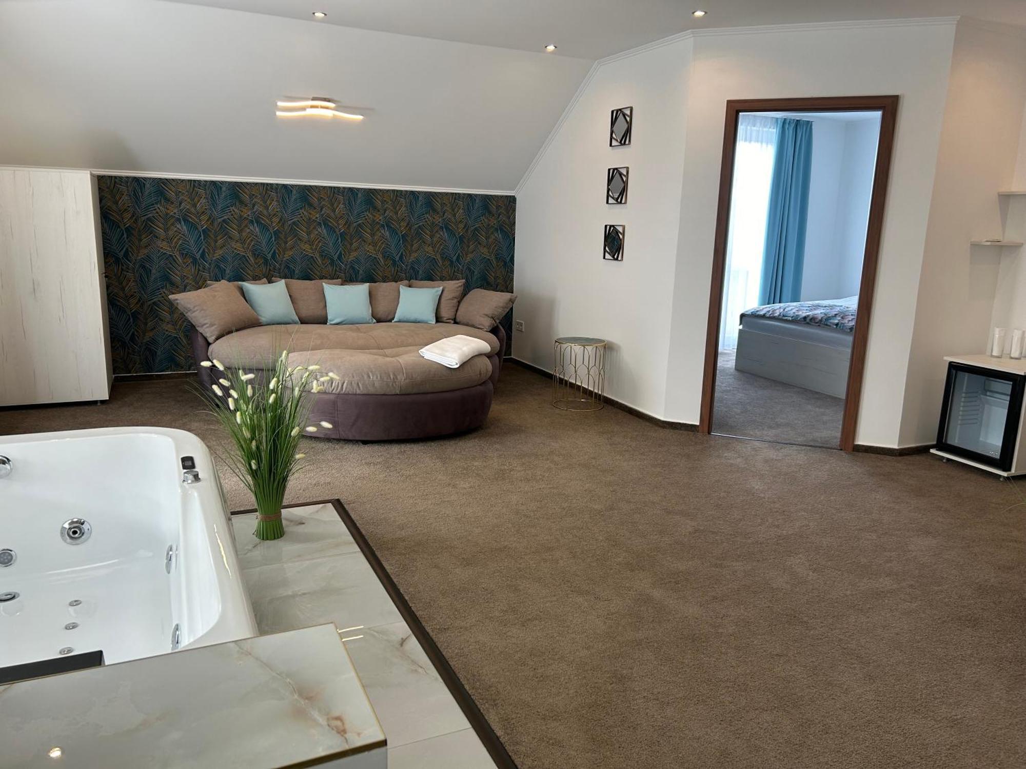 Danelis Hotel Edeleny Bagian luar foto