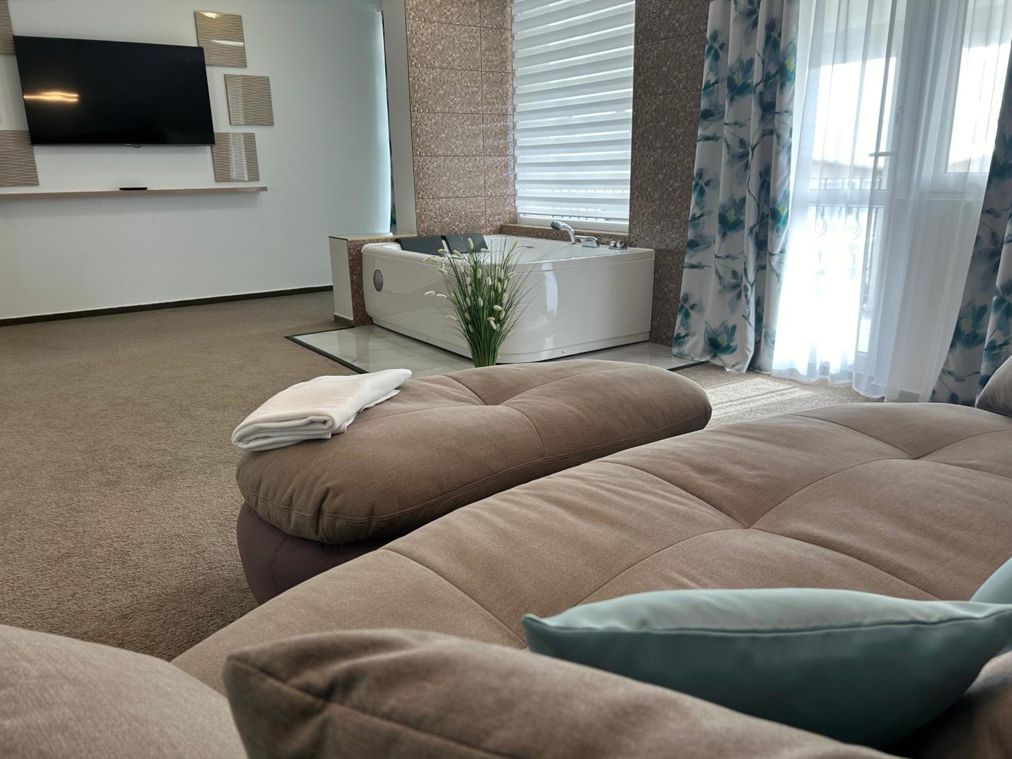 Danelis Hotel Edeleny Bagian luar foto