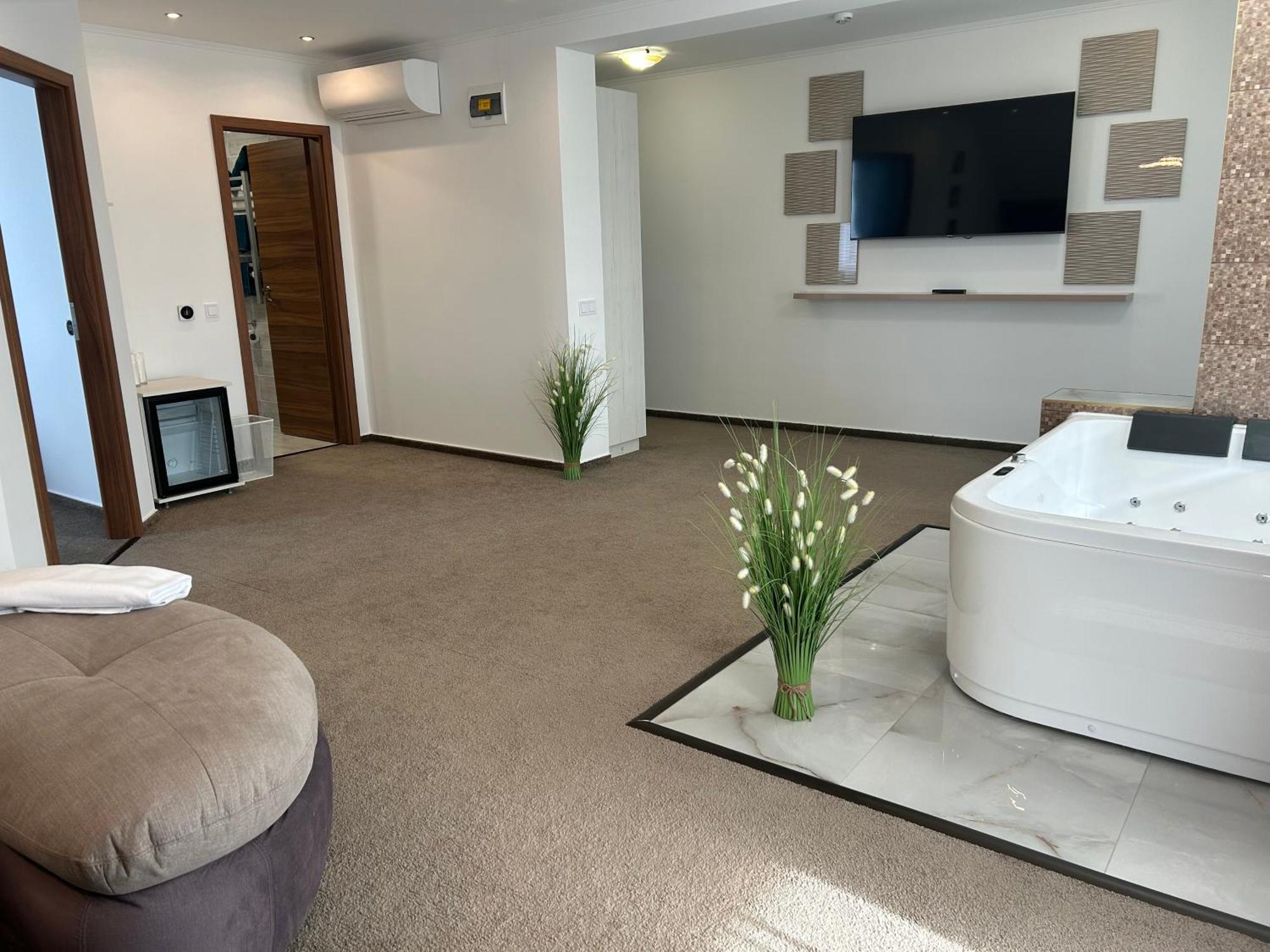Danelis Hotel Edeleny Bagian luar foto