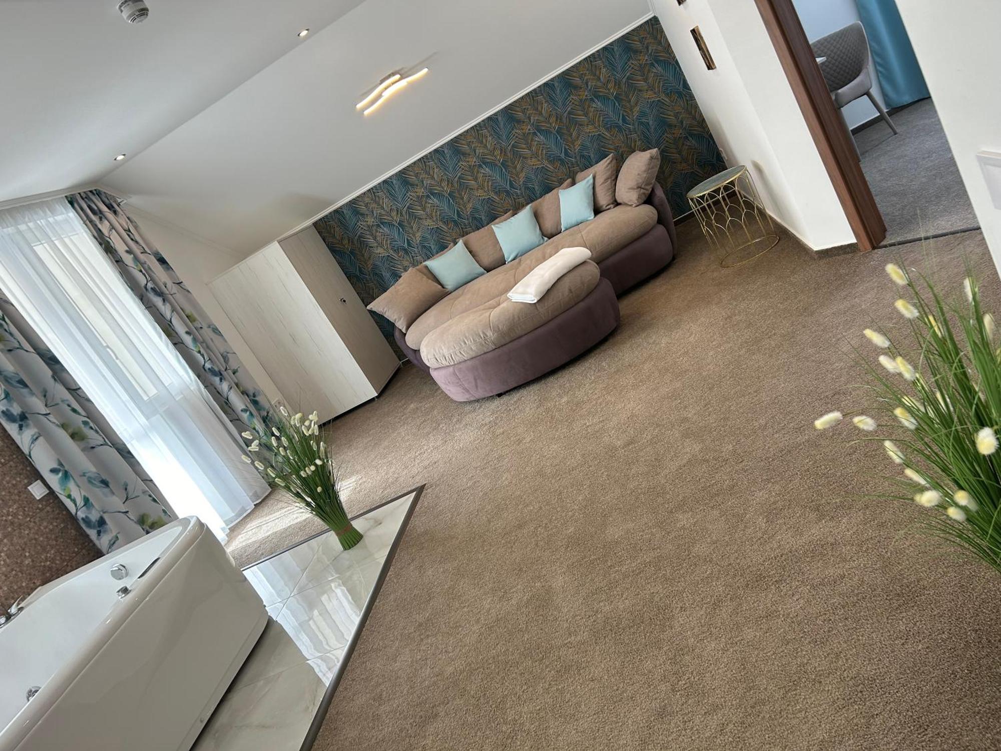 Danelis Hotel Edeleny Bagian luar foto