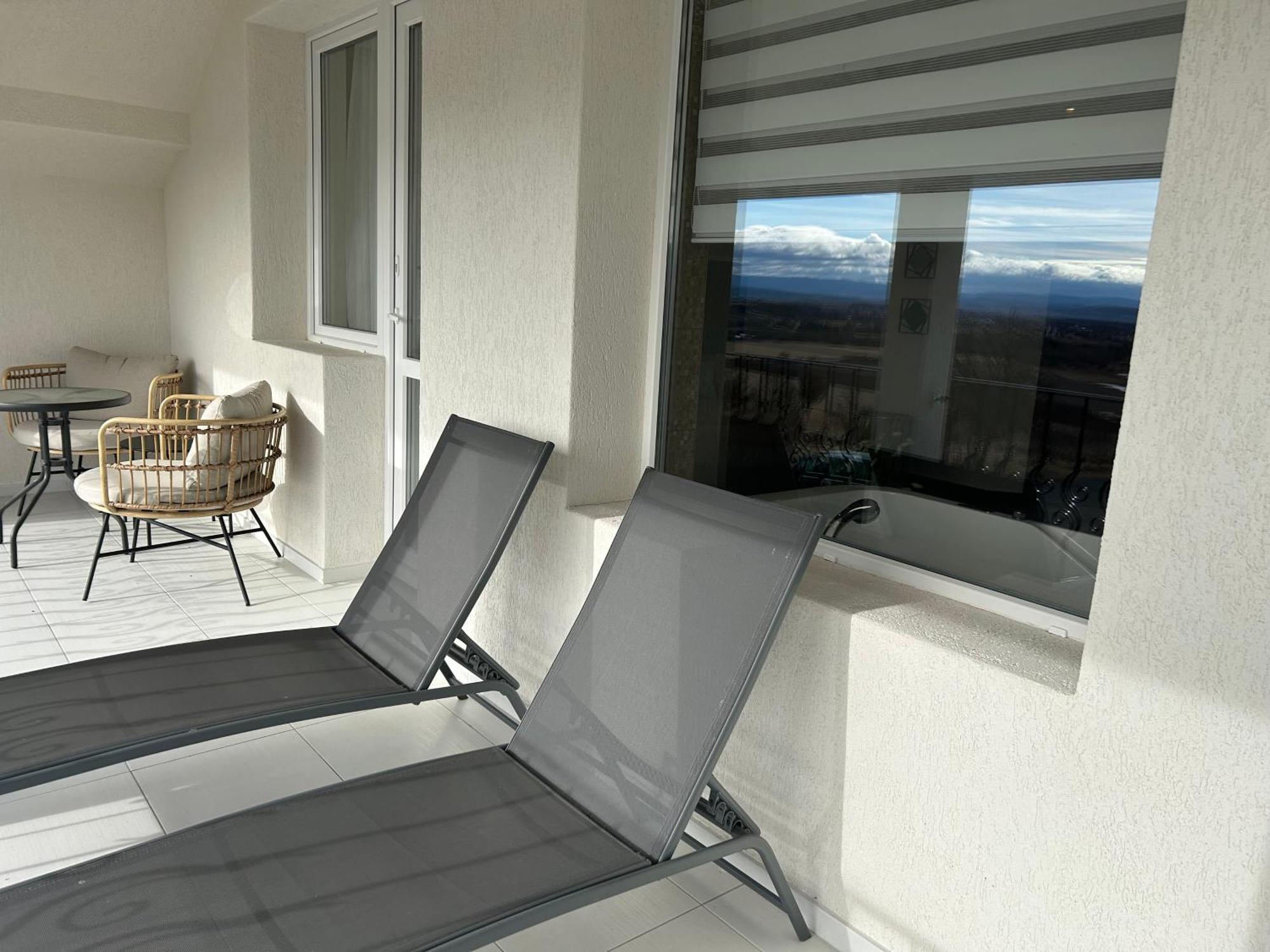 Danelis Hotel Edeleny Bagian luar foto