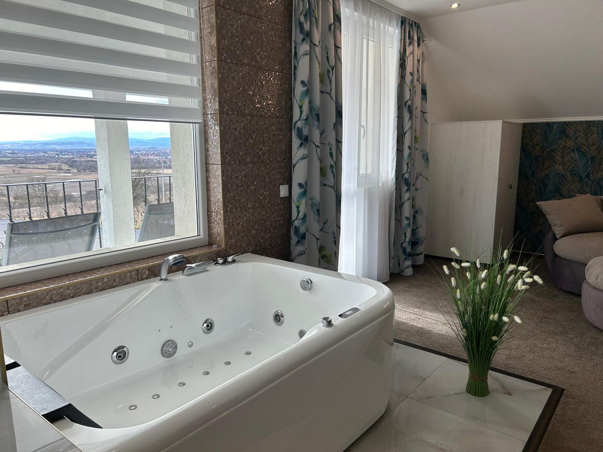 Danelis Hotel Edeleny Bagian luar foto