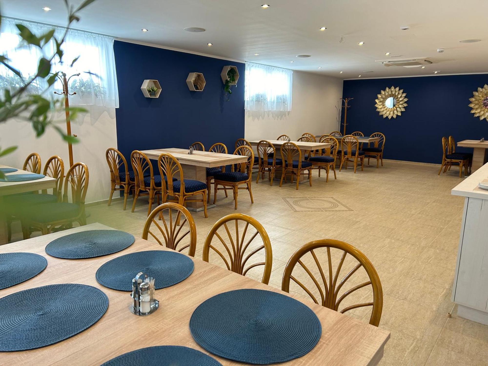 Danelis Hotel Edeleny Bagian luar foto