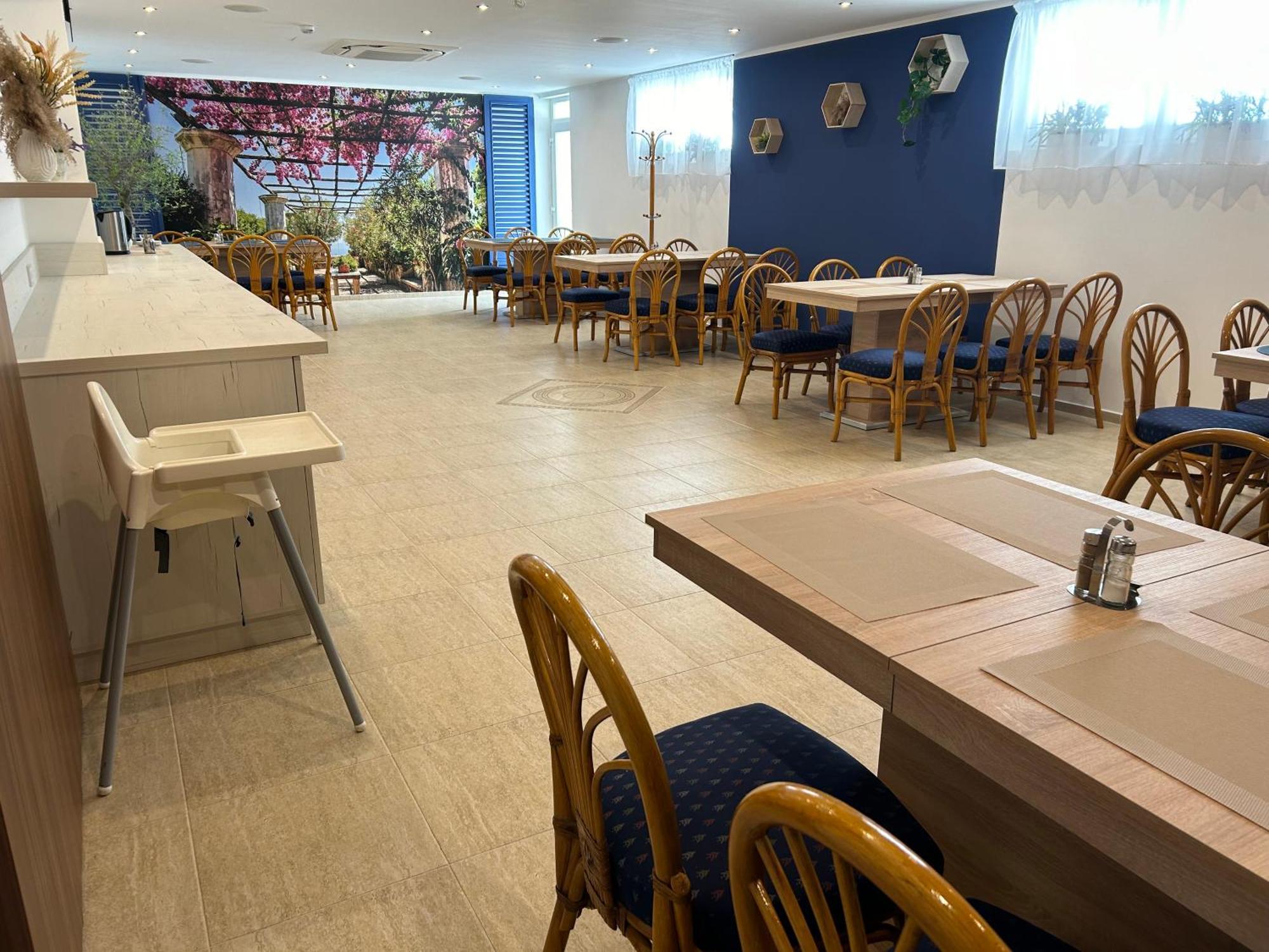 Danelis Hotel Edeleny Bagian luar foto