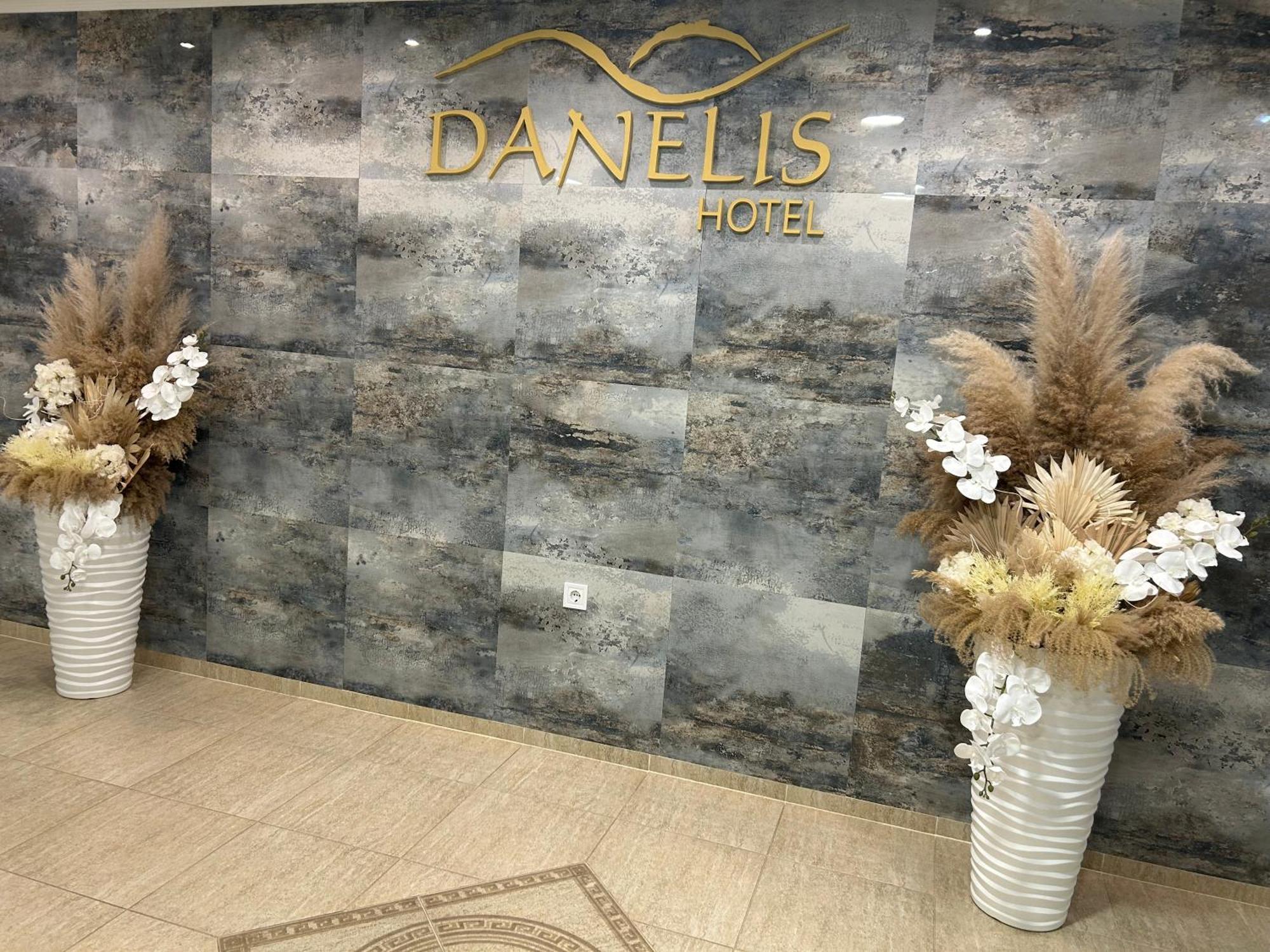 Danelis Hotel Edeleny Bagian luar foto
