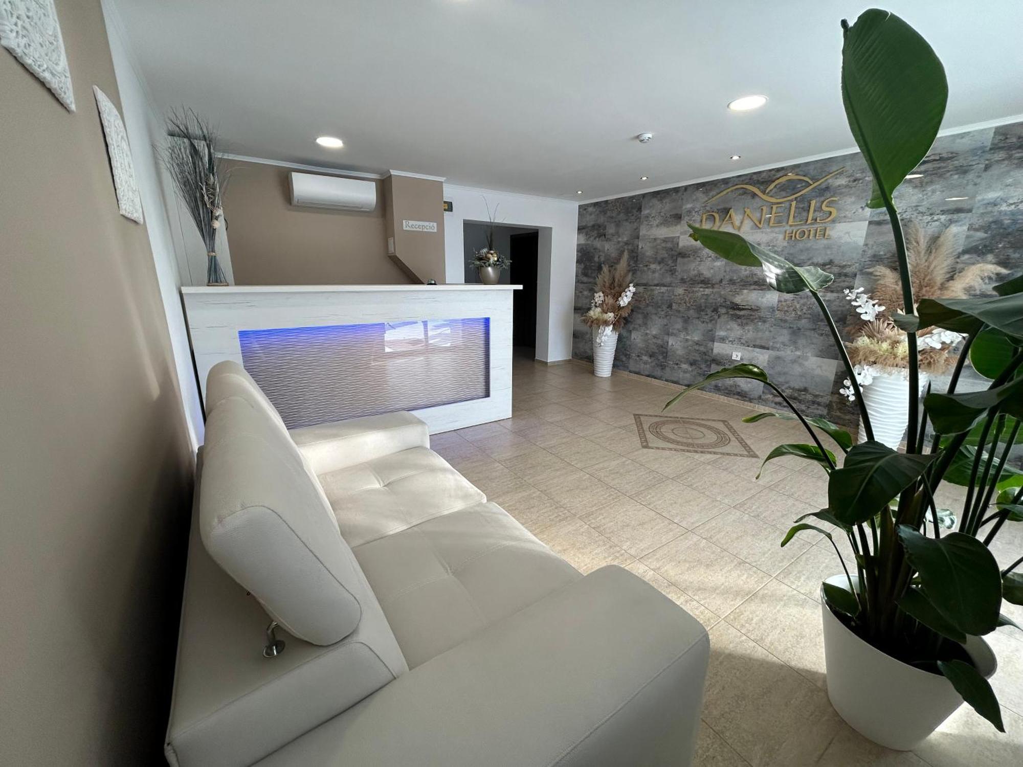 Danelis Hotel Edeleny Bagian luar foto