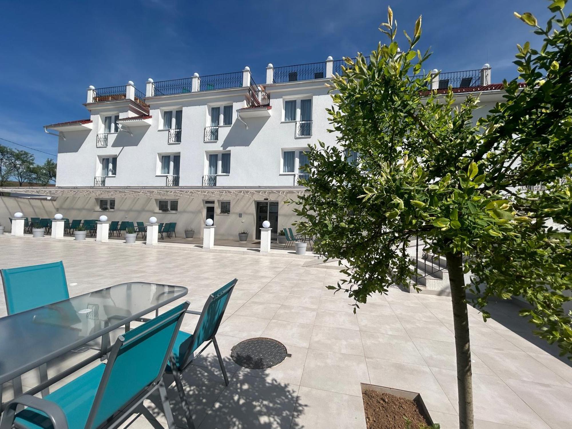 Danelis Hotel Edeleny Bagian luar foto