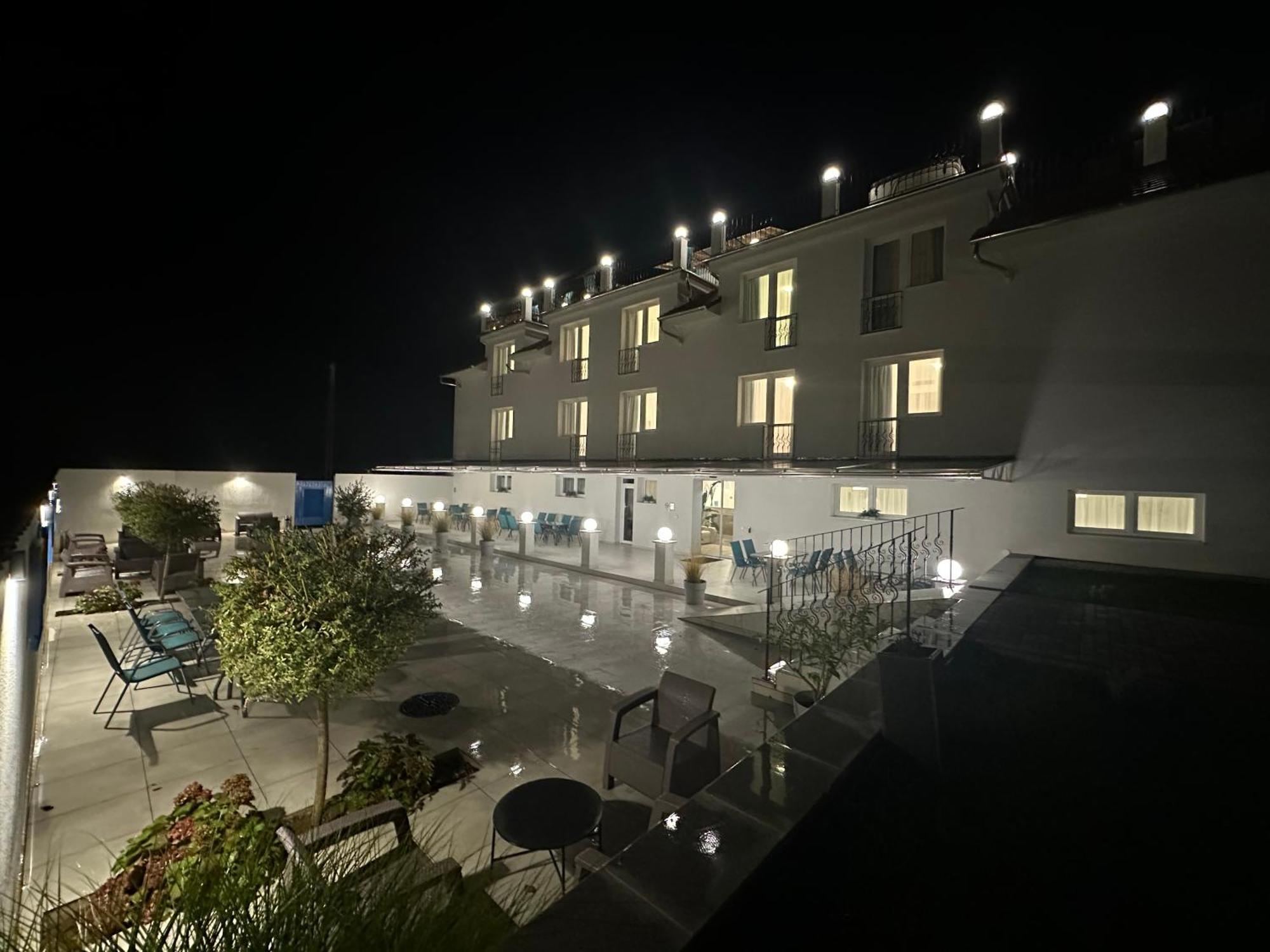 Danelis Hotel Edeleny Bagian luar foto