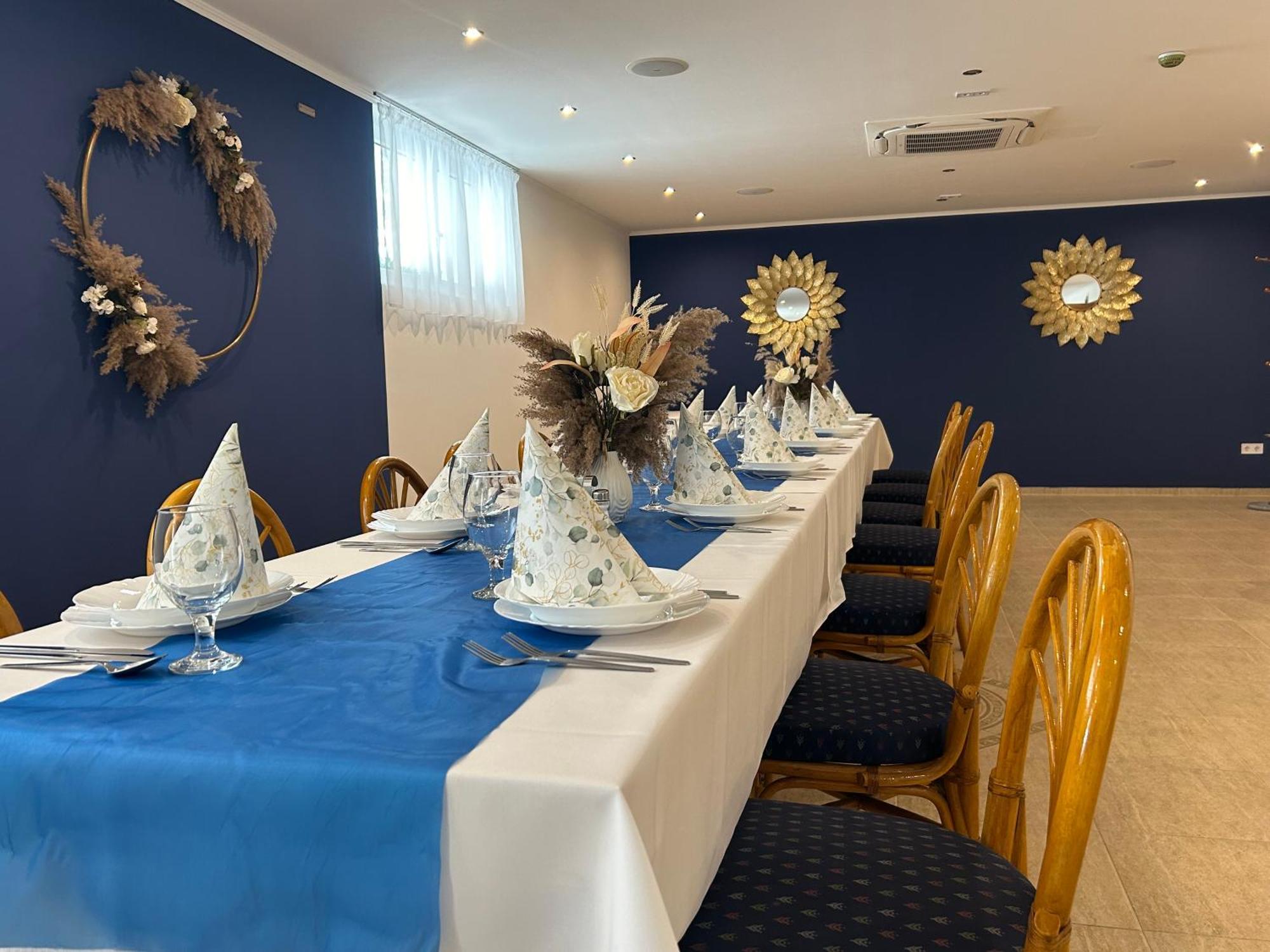 Danelis Hotel Edeleny Bagian luar foto